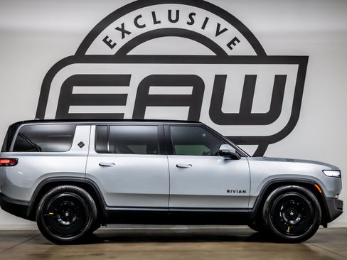 Used 2025 Rivian R1S Adventure Dual AWD/4WD image 9