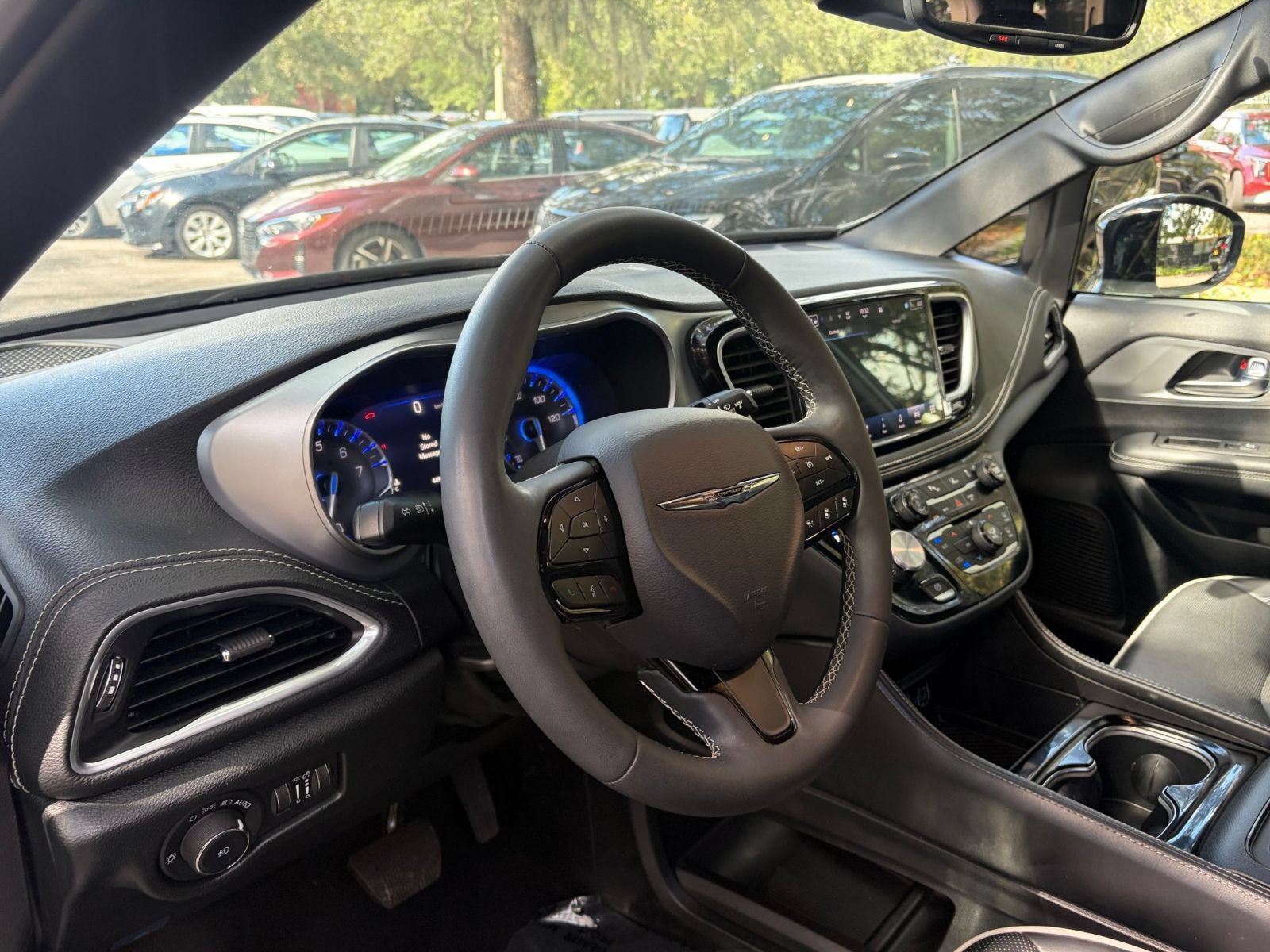 Used 2025 Chrysler Pacifica Limited FWD image 39