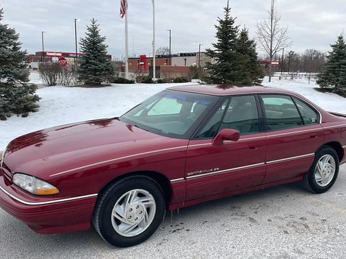 Used 1992 Pontiac Bonneville SE image 2