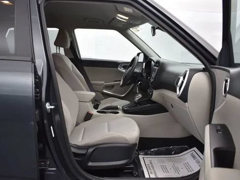 Used 2025 Kia Soul LX w/ LX Technology Package FWD image 17