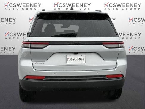 New 2025 Jeep Grand Cherokee Altitude image 4