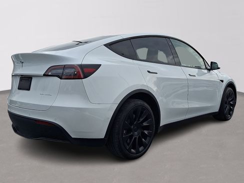 Used 2022 Tesla Model Y Long Range image 6