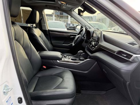Used 2021 Toyota Highlander Limited image 12