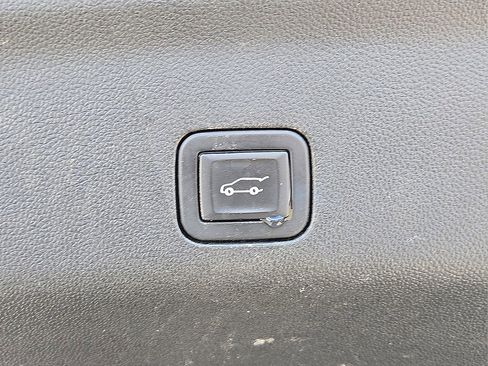 Used 2023 Chevrolet Suburban Premier image 16