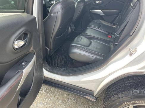 Used 2017 Jeep Cherokee Trailhawk AWD/4WD image 11