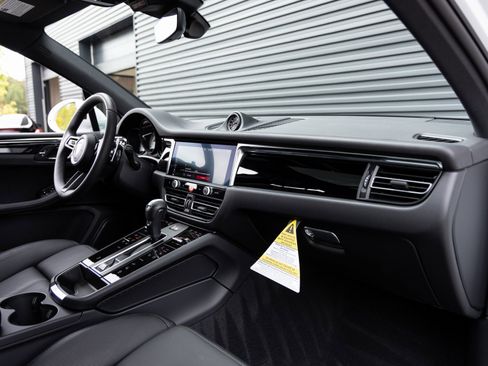 Certified 2026 Porsche Macan image 34