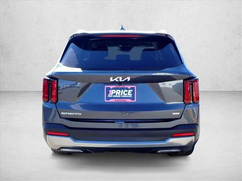 Used 2024 Kia Sorento S image 3