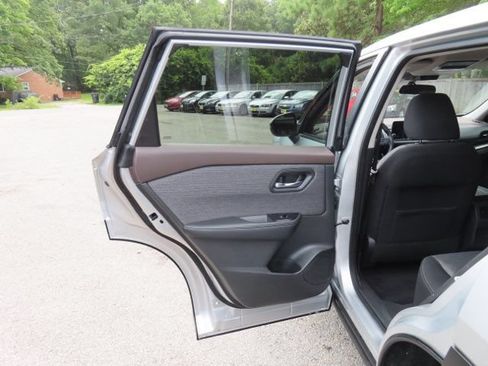 Used 2022 Nissan Rogue SV FWD image 10