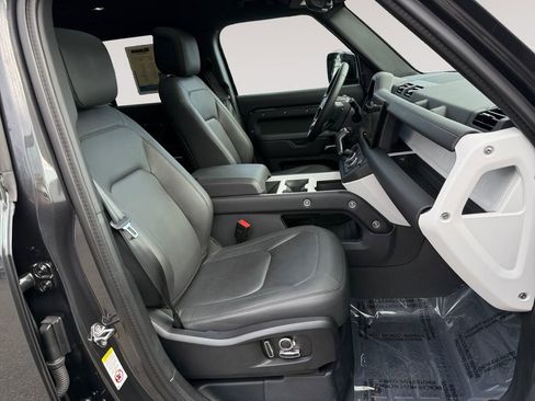 Used 2025 Land Rover Defender 130 X-Dynamic SE image 15