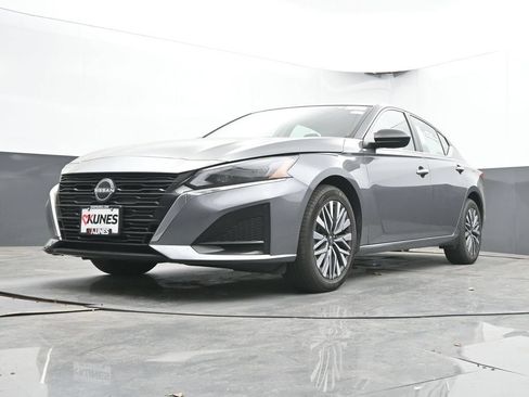 Used 2024 Nissan Altima 2.5 SV AWD/4WD image 24