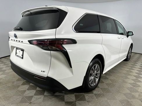 Used 2025 Toyota Sienna LE AWD/4WD image 7