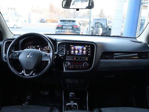 Used 2019 Mitsubishi Outlander SE image 12