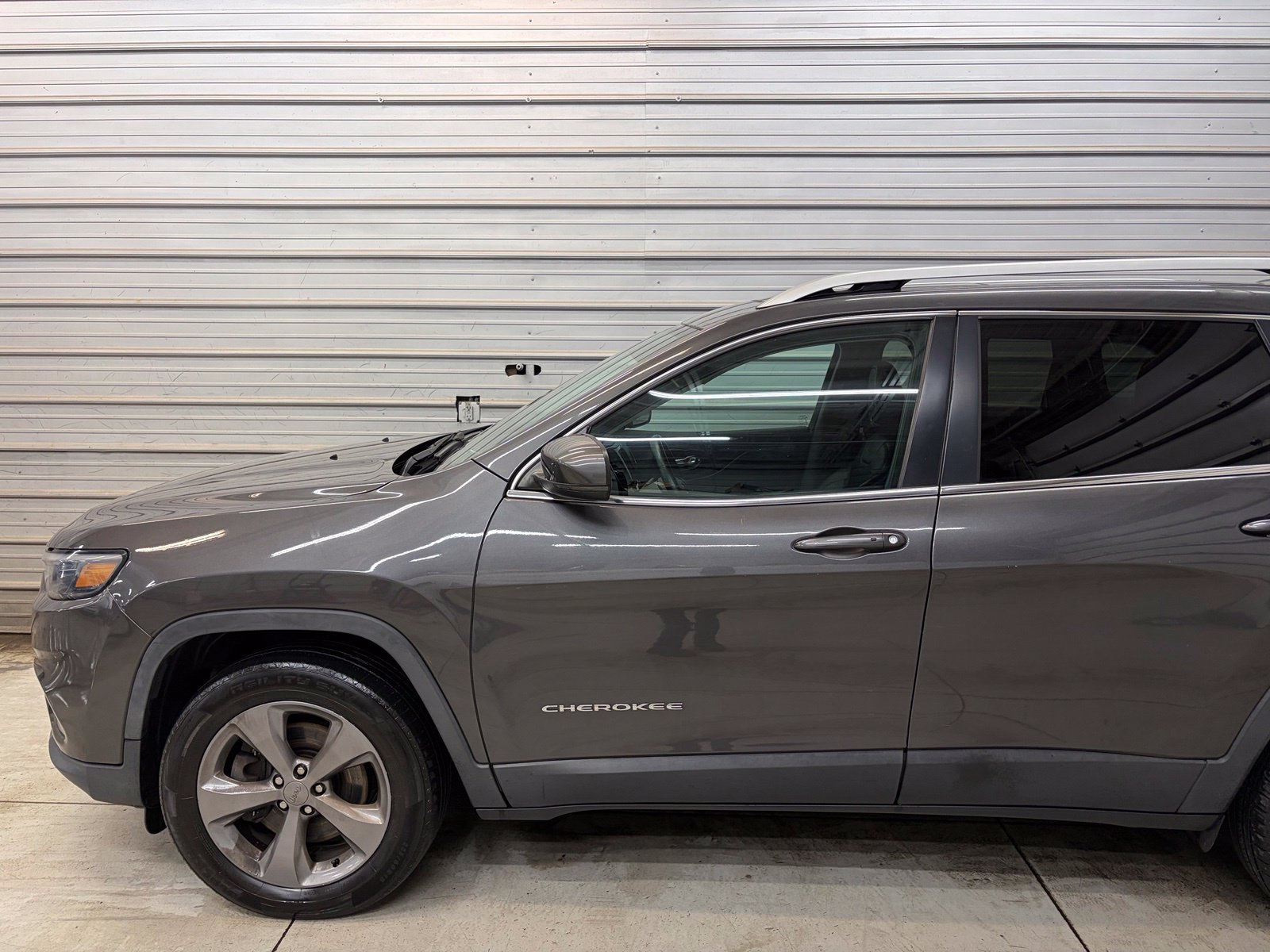 Used 2019 Jeep Cherokee Limited AWD/4WD image 3