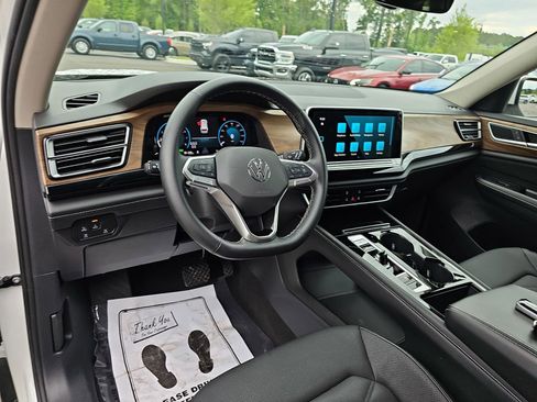 Used 2024 Volkswagen Atlas SE FWD image 19