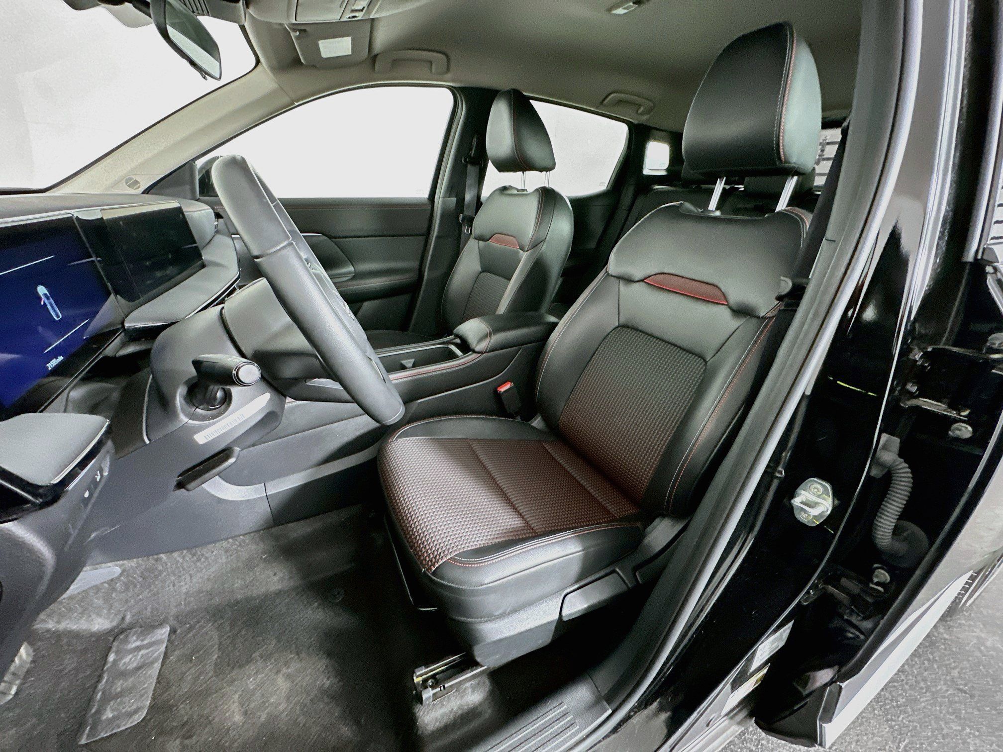 Used 2025 Nissan Kicks SR FWD image 13
