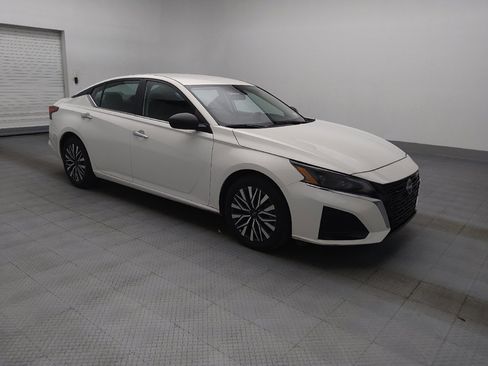 Used 2025 Nissan Altima 2.5 SV FWD image 11