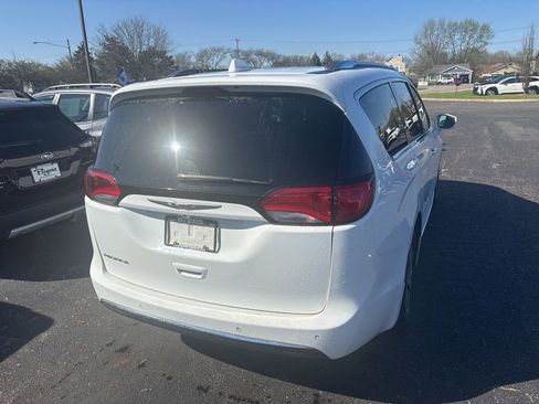 Used 2020 Chrysler Pacifica Touring-L Plus FWD image 3