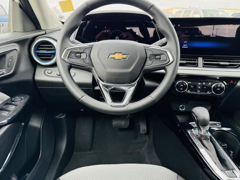 Used 2025 Chevrolet Trax LT w/ LT Convenience Package image 13