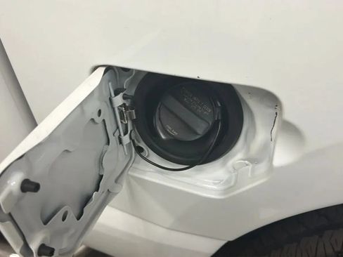 Used 2017 Nissan Titan SV RWD image 28