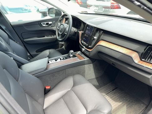 Certified 2022 Volvo XC60 B5 Momentum image 8