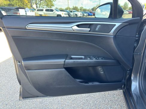 Used 2020 Ford Fusion SE image 7