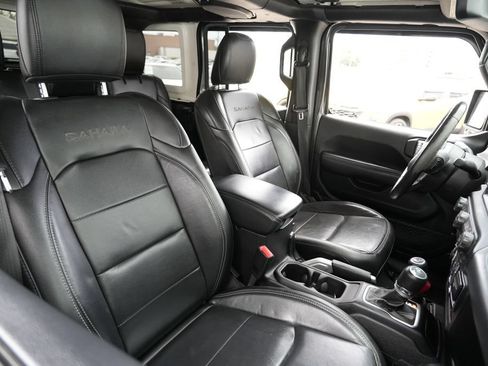 Used 2018 Jeep Wrangler Unlimited Sahara w/ Dual Top Group AWD/4WD image 29