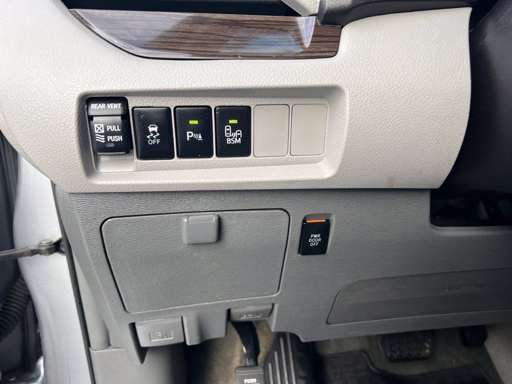 Used 2017 Toyota Sienna FWD image 41