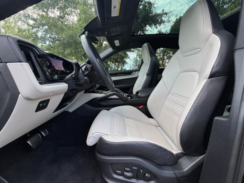 Used 2025 Porsche Cayenne S AWD/4WD image 9