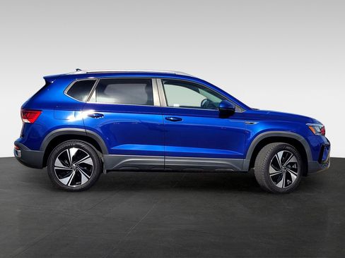 Used 2024 Volkswagen Taos SE w/ Panoramic Sunroof Package image 3