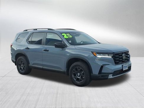 Used 2025 Honda Pilot TrailSport image 2