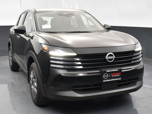 Used 2025 Nissan Kicks S image 2