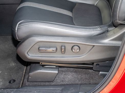 Certified 2025 Honda Pilot Touring image 32