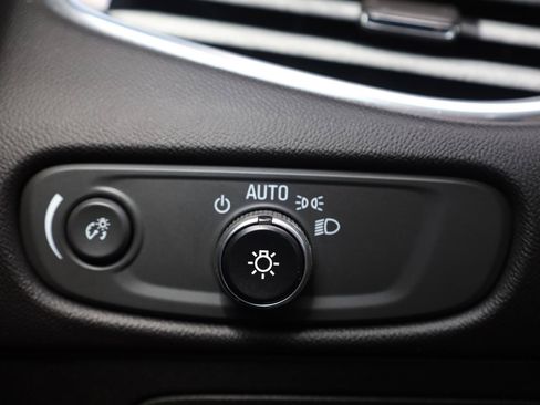 Used 2018 Chevrolet Malibu Hybrid w/ Leather Package FWD image 33