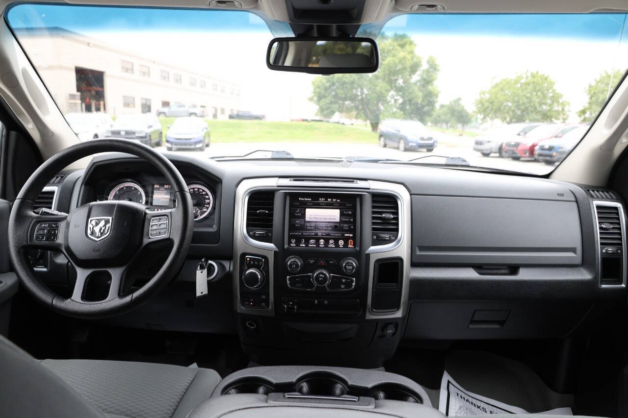 Used 2016 RAM 1500 Classic SLT AWD/4WD image 14