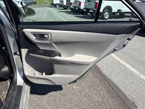 Used 2016 Toyota Camry SE w/ Four Season Floor Mat Package image 16