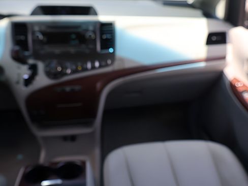 Used 2014 Toyota Sienna XLE FWD image 16