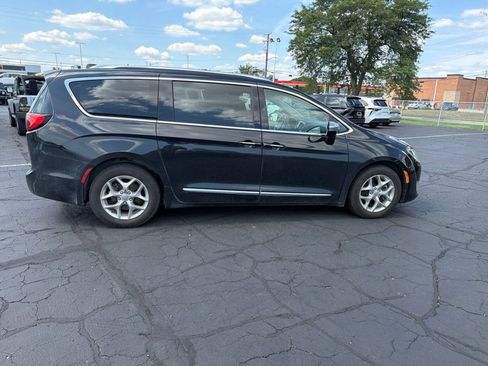 Used 2017 Chrysler Pacifica Limited FWD image 5