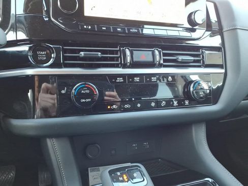 Certified 2025 Nissan Pathfinder SL w/ Black Appearance Package AWD/4WD image 14