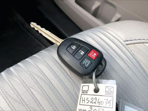 Used 2017 Toyota Highlander Plus FWD image 14