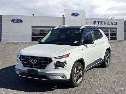 Used 2024 Hyundai Venue Limited FWD image 2