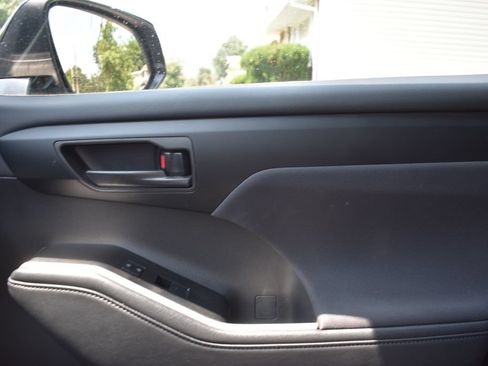 Used 2025 Toyota Highlander LE FWD image 18