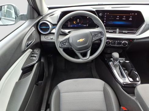 Used 2025 Chevrolet Trax LT FWD image 13