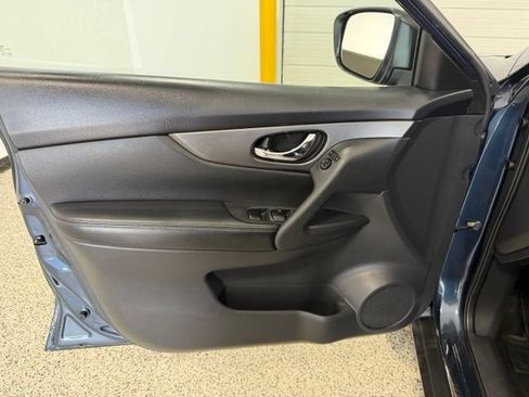 Used 2016 Nissan Rogue SV AWD/4WD image 8