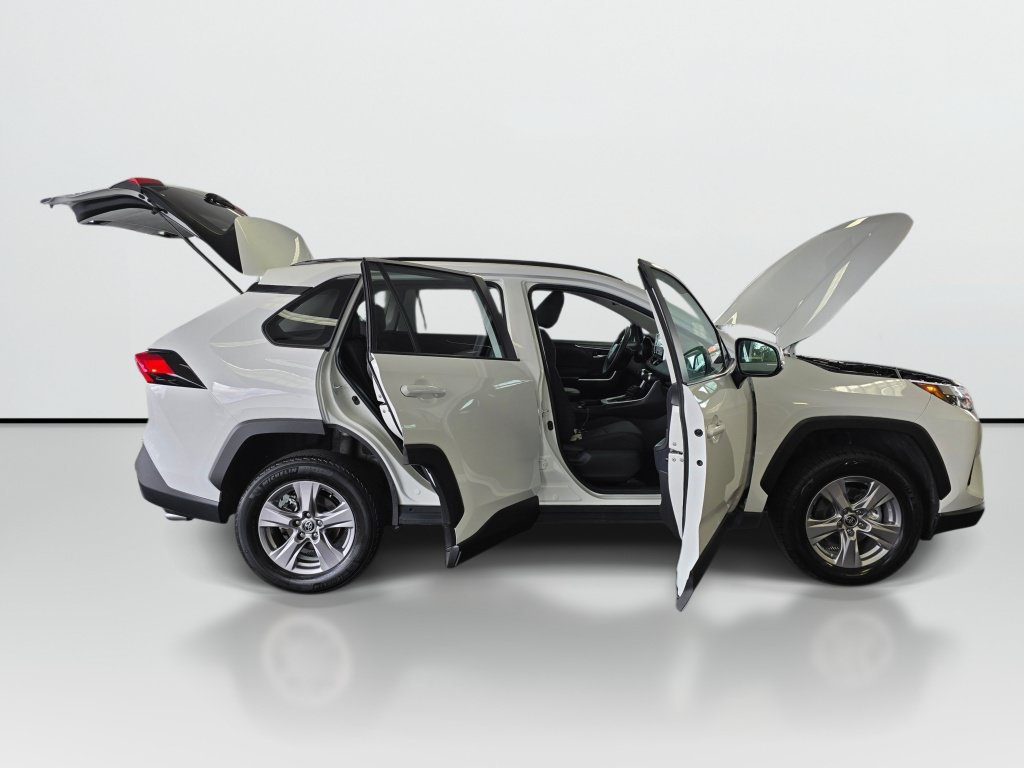 Used 2025 Toyota RAV4 XLE AWD/4WD image 9