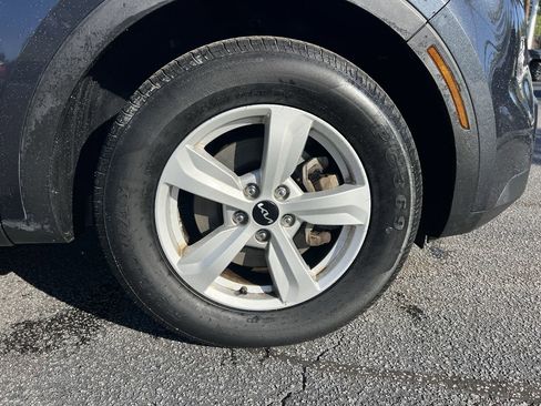 Used 2022 Kia Sorento LX image 13