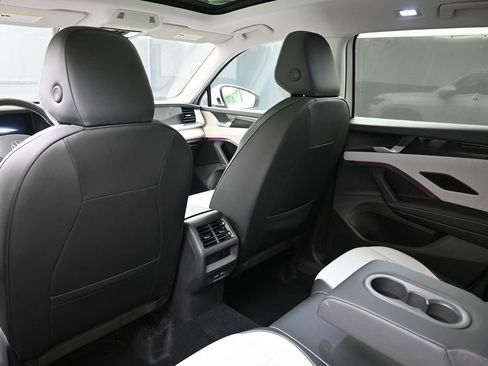 Used 2025 Volkswagen Tiguan SE w/ Panoramic Sunroof Package image 19