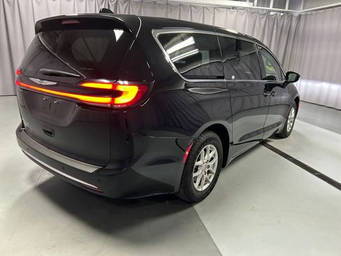Used 2024 Chrysler Pacifica Touring-L image 7