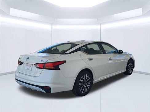Used 2024 Nissan Altima 2.5 SV FWD image 5