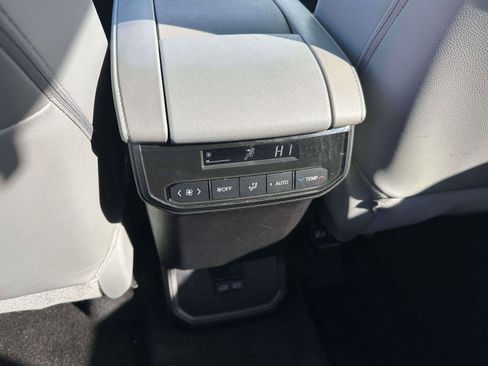 Used 2024 Toyota Highlander XLE image 12