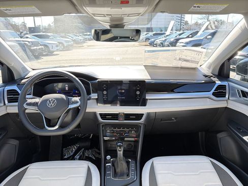 New 2026 Volkswagen Taos SE FWD image 20